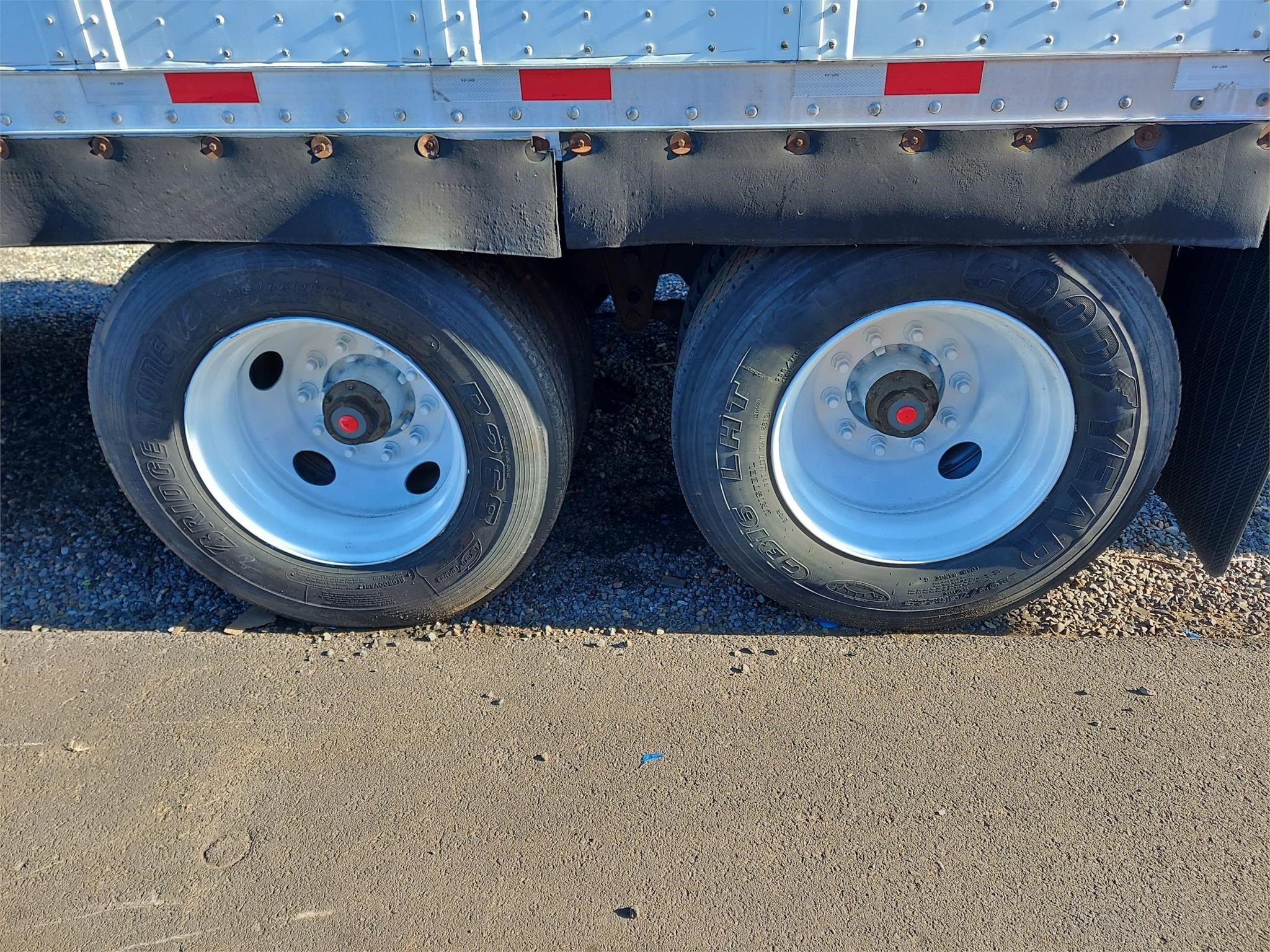 2016 HYUNDAI 35' 2 AXLE SPRING RIDE SLIDE DRYVAN - image 3 of 6